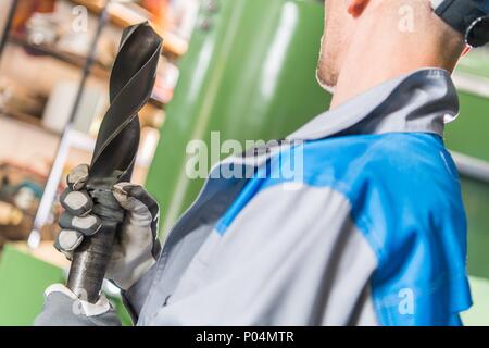 Heavy Duty Bohrkrone in der Hand der Metallbearbeitung Techniker. Stockfoto