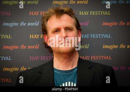 Nick Harkaway, britische Schriftstellerin und Kommentator. Autor der Romane "Der Gone-Away World, Angelmaker, Tigerman und Gnomon; und ein sachbuch Studie über die digitale Welt, die blinden Riesen: Menschen in einer digitalen Welt, im Hay Festival der Literatur und Künste, Mai 2018 Stockfoto