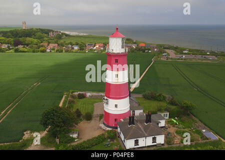 Happisburgh Lighthouse, in der Nähe Cromer in Norfolk ist mit seinen berühmten roten und weißen Bänder zum ersten Mal seit 2009 neu gestrichen. Stockfoto