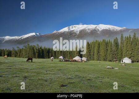 Haus auf der Strecke; Jurten in Kanas See National Park, Xinjiang, China Stockfoto