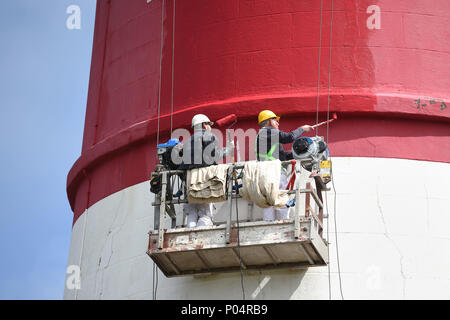 Happisburgh Lighthouse, in der Nähe Cromer in Norfolk ist mit seinen berühmten roten und weißen Bänder zum ersten Mal seit 2009 neu gestrichen. Stockfoto