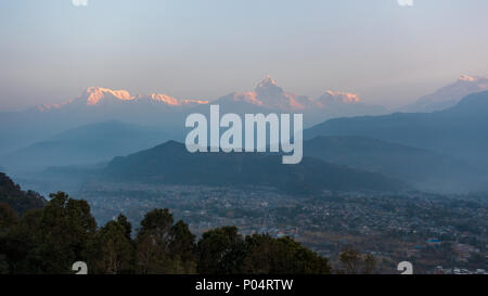 Blick auf die matschaputschare und die annapurnas bei Sonnenaufgang von Sarangkot in Nepal Stockfoto