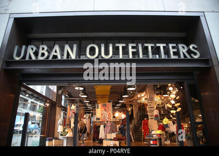 Ein Zweig von Urban Outfitters in der Oxford Street in Central London. Stockfoto