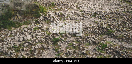 Alte, abgetragene Steine aus den Ruinen einer mittelalterlichen Gebäude Stockfoto