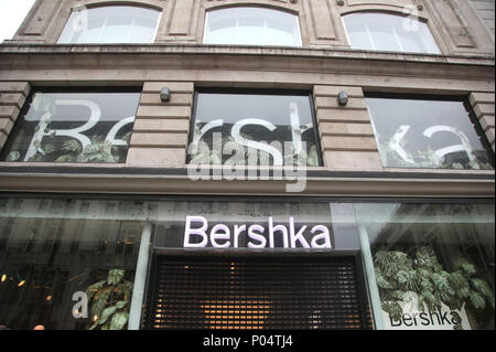 Ein Zweig der Bershka in der Oxford Street in Central London. Stockfoto