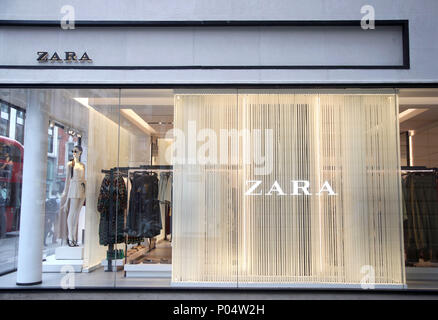 Eine Filiale von Zara in der Oxford Street in Central London. Stockfoto