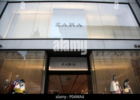 Eine Filiale von Zara in der Oxford Street in Central London. Stockfoto