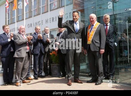 Taoiseach Leo Varadkar (3. rechts) begrüßte die Mitglieder des Orange Order, als er das Museum von Orange Erbe in Belfast Blätter mit der Großmeister des Orange Lodge, Edward Stevenson (zweiter von rechts) als Teil von seinem Besuch in Nordirland. Stockfoto