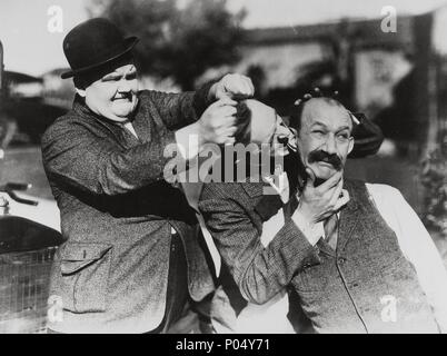 Original Film Titel: BIG BUSINESS. Englischer Titel: BIG BUSINESS. Regisseur: James W. HORNE. Jahr: 1929. Stars: Oliver Hardy, Stan Laurel; JAMES FINLAYSON. Credit: M.G.M/Album Stockfoto
