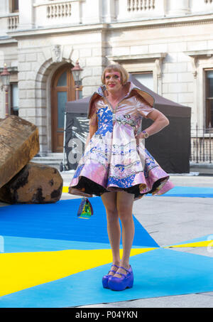 Zeitgenössische Künstler, Grayson Perry, kommt an der Royal Academy Summer Party Vorschau, in einem bunten Kleid. Stockfoto