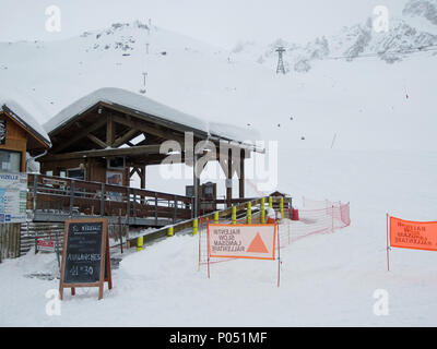 Skilift geschlossen, Lawinengefahr, Les 3 Vallées, Frankreich Stockfoto