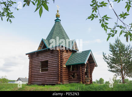 Hölzerne Kapelle im Norden Russlands. Außerhalb des Dorfes Stockfoto