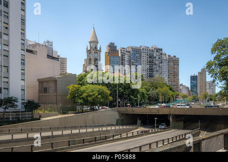 Blick auf die hochstraße als Minhocao (Elevado Presidente João Goulart) mit Nossa Senhora da consolacao Kirchturm - Sao Paulo, Brasilien Stockfoto