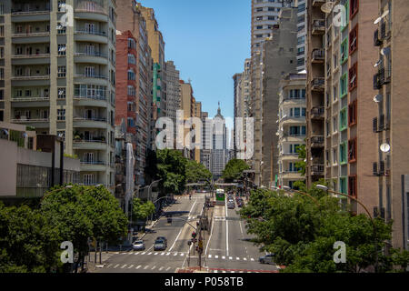 Downtown Sao Paulo Blick von der Hochstraße (Minhocao Elevado Presidente João Goulart) mit alten Edifício do Banespa (Altino Arantes) - Sao Paulo, Brasilien Stockfoto