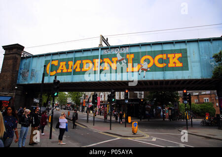 Camden Lock Bridge mit Menschen zu Fuß entlang der High Street, Camden, London, Vereinigtes Königreich, 7. Juni 2018 Stockfoto