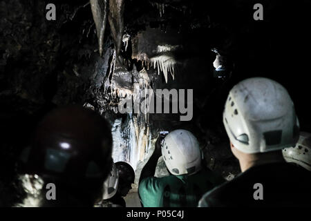 Besucher genießen Sie eine unterirdische Bootsfahrt in den Prometheus Höhle in der Nähe von Kutaissi, Georgien. Stockfoto