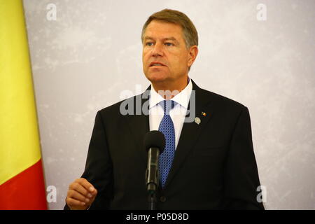 Warschau, Polen. 08 Juni, 2018. Präsident Klaus Werner 26,13 gibt gemeinsame Presseerklärung zu Beginn des Bukarest 9 Gipfel. Credit: Jakob Ratz/Pacific Press/Alamy leben Nachrichten Stockfoto