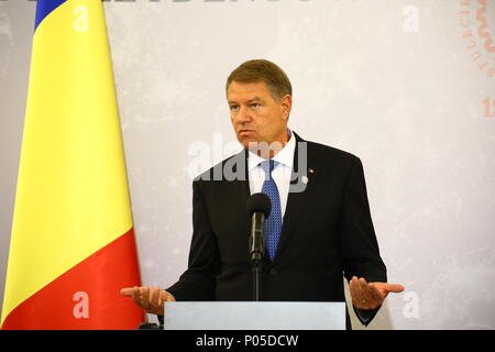 Warschau, Polen. 08 Juni, 2018. Präsident Klaus Werner 26,13 gibt gemeinsame Presseerklärung zu Beginn des Bukarest 9 Gipfel. Credit: Jakob Ratz/Pacific Press/Alamy leben Nachrichten Stockfoto