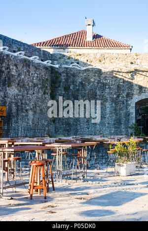 Leere Straße Cafe am Morgen, Budva, Montenegro Stockfoto