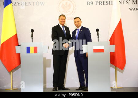 Warschau, Polen. 08 Juni, 2018. Präsident Andrzej Duda schüttelt Hand mit Präsident Klaus Werner 26,13 während der Bukarest 9 Gipfel. Credit: Jakob Ratz/Pacific Press/Alamy leben Nachrichten Stockfoto