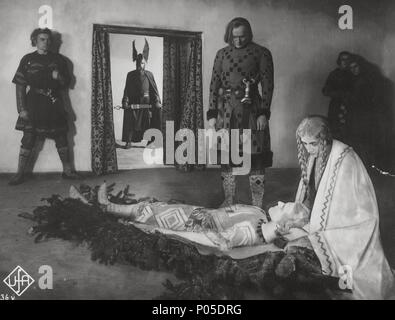 Original Film Titel: Die Nibelungen: Siegfried. Englischer Titel: Die Nibelungen: Siegfried. Regisseur: Fritz Lang. Jahr: 1924. Stars: PAUL RICHTER; MARGARET SCHÖN. Credit: DECLA BIOSKOP-/Album Stockfoto