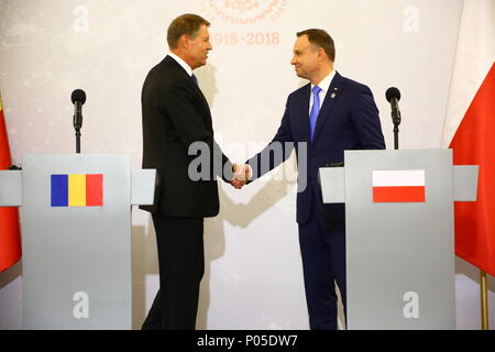 Warschau, Polen. 08 Juni, 2018. Präsident Andrzej Duda schüttelt Hand mit Präsident Klaus Werner 26,13 während der Bukarest 9 Gipfel. Credit: Jakob Ratz/Pacific Press/Alamy leben Nachrichten Stockfoto