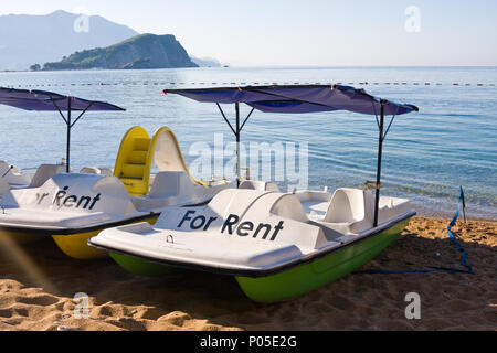 MONTENEGRO BUDVA - Juli 12, 2015: Katamarans am berühmten Strand Mogren in der Nähe von Budva in Montenegro. Sandstrand befindet sich in 150m Entfernung von der Altstadt entfernt Stockfoto