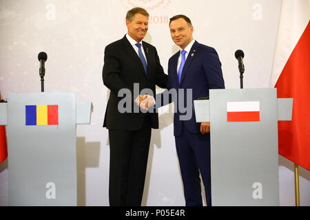 Warschau, Polen. 08 Juni, 2018. Präsident Andrzej Duda schüttelt Hand mit Präsident Klaus Werner 26,13 während der Bukarest 9 Gipfel. Credit: Jakob Ratz/Pacific Press/Alamy leben Nachrichten Stockfoto