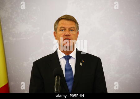 Warschau, Polen. 08 Juni, 2018. Präsident Andrzej Duda gibt gemeinsame Presseerklärung mit Präsident Klaus Werner 26,13 am Anfang des Bukarest 9 Gipfel. Credit: Jakob Ratz/Pacific Press/Alamy leben Nachrichten Stockfoto