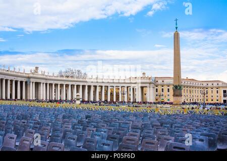 Reihen von Alte, leere Stühle auf Platz, Vatikan Stockfoto
