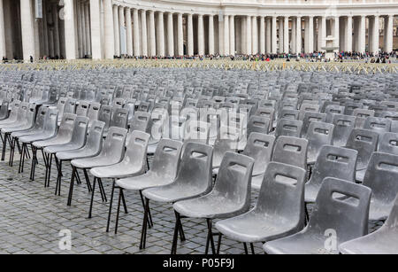 Reihen von Alte, leere Stühle auf Platz, Vatikan Stockfoto