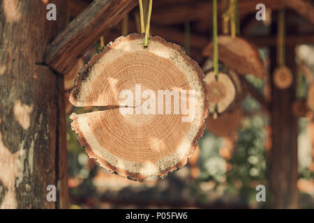 Glatte frisch geschnittenen Baum Holz mit Ringen in Hälfte gesägt Stockfoto
