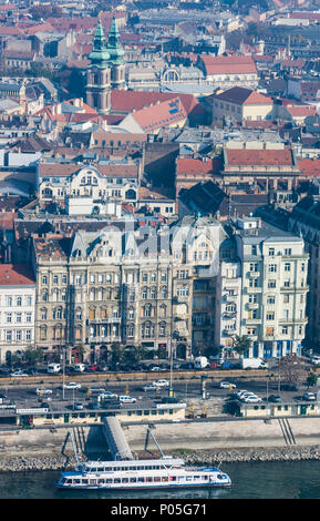 BUDAPEST, Ungarn - 6. NOVEMBER 2015: Ufer der Donau von Gellert Hill. Budapest, Ungarn Stockfoto