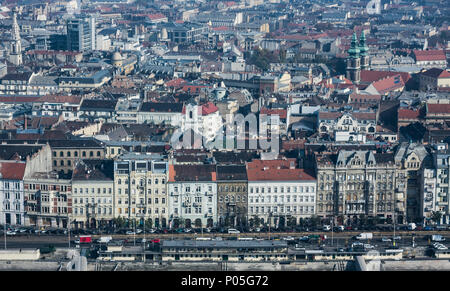 BUDAPEST, Ungarn - 6. NOVEMBER 2015: Ufer der Donau von Gellert Hill. Budapest, Ungarn Stockfoto