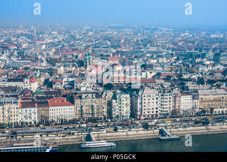 BUDAPEST, Ungarn - 6. NOVEMBER 2015: Ufer der Donau von Gellert Hill. Budapest, Ungarn Stockfoto