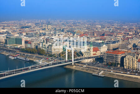 BUDAPEST, Ungarn - 6. NOVEMBER 2015: Ufer der Donau von Gellert Hill. Budapest, Ungarn Stockfoto