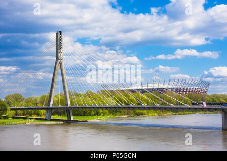 Warschau, Polen - 24 April 2016: - Die nationalen Stadium durch die Swietokrzyski Brücke über die Weichsel voraus. Speziell für die UEFA EURO gebaut Stockfoto