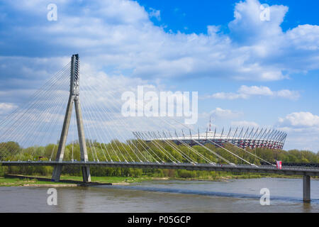 Das Nationalstadion von Der Swietokrzyski-brücke über Weichsel voraus. Speziell für die UEFA EURO 2012 Turnier Co konstruiert - von Pola gehostet Stockfoto