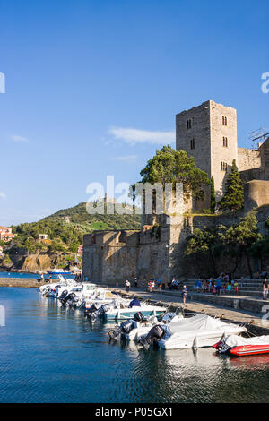 Boote in der Nähe von Chateau Royal de Collioure und das Fort Saint-Elme in dem kleinen Dorf Colliure, Süden von Frankreich Stockfoto