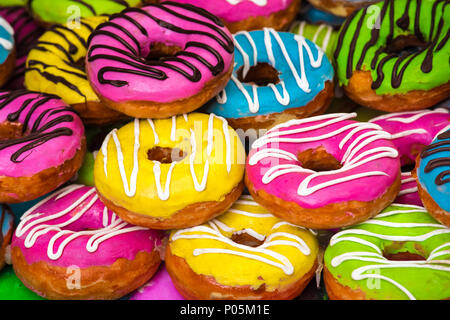 Viele bunte Donuts, Hintergrund unterschiedlicher Farbe Kuchen Stockfoto