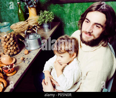 Vater mit Sohn im Lande Vintage Kitchen hält Bart hautnah Stockfoto