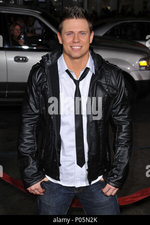 Mike Mizanin die MIZ - Jackass 3D-Premiere auf der Chinese Theatre in Los Angeles. Mike der MIZ Mizanin 57 Red Carpet Event, Vertikal, USA, Filmindustrie, Prominente, Fotografie, Bestof, Kunst, Kultur und Unterhaltung, Topix Prominente Fashion/Vertikal, Besten, Event in Hollywood Leben - Kalifornien, Roter Teppich und backstage, USA, Film, Stars, Film Stars, TV Stars, Musik, Promis, Fotografie, Bestof, Kunst, Kultur und Unterhaltung, Topix, vertikal, eine Person aus dem Jahr 2010, Anfrage tsuni@Gamma-USA.com - drei Viertel Stockfoto