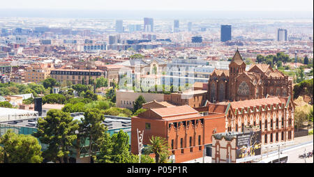 Barcelona, Spanien - 13. Juli 2016: Panoramablick auf Barcelona vom Tibidabo, Spanien. Häuser, Bäume und CosmoCaixa, Science Museum. Stockfoto