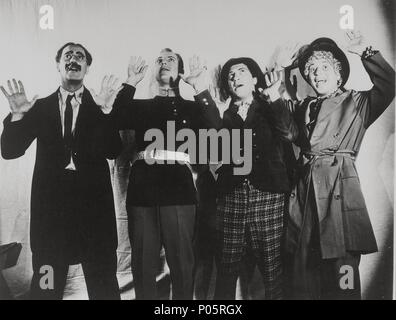 Original Film Titel: Duck Soup. Englischer Titel: Duck Soup. Regisseur: LEO MCCAREY. Jahr: 1933. Stars: HARPO MARX; die Marx Brothers; CHICO MARX, Groucho Marx. Quelle: Paramount Pictures/Album Stockfoto