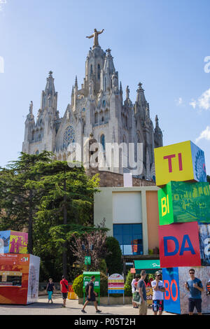 BARCELONA, SPANIEN - 13. Juli 2016: Ansicht der Sühneopfer Kirche vom Heiligen Herzen Jesu aus der freien Bereich des Tibidabo in Barcelona, Spanien. Es ist eine Stockfoto