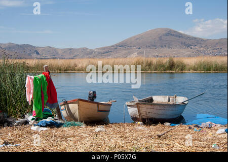 Zwei Boote auf der Uros Inseln in Peru Stockfoto