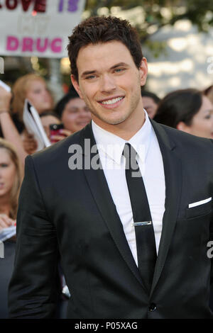 Kellan Lutz 47 - Die Twilight Saga - Eclipse Premiere auf der Nokia Theater in Los Angeles. Kellan Lutz 47 Red Carpet Event, Vertikal, USA, Filmindustrie, Prominente, Fotografie, Bestof, Kunst, Kultur und Unterhaltung, Topix Prominente Fashion/Vertikal, Besten, Event in Hollywood Leben - Kalifornien, Roter Teppich und backstage, USA, Film, Stars, Film Stars, TV Stars, Musik, Promis, Fotografie, Bestof, Kunst, Kultur und Unterhaltung, Topix, vertikal, eine Person aus dem Jahr 2010, Anfrage tsuni@Gamma-USA.com - drei Viertel Stockfoto