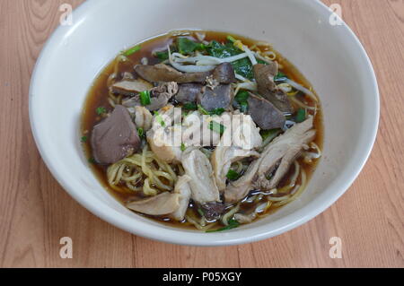 Ei mit gekochten Nudeln Ente in chinesischen Kraut braune Suppe Stockfoto