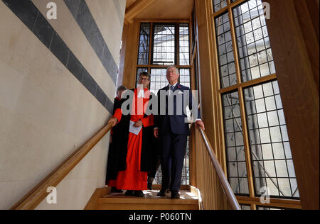 Der Prinz von Wales betrachtet die Architektur in die neue Treppe zum Diamond Jubilee Galerien der Königin von Westminster Abbey in London. Stockfoto