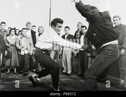 Original Film Titel: REBELLEN OHNE URSACHE. Englischer Titel: REBELLEN OHNE URSACHE. Regisseur: Nicholas Ray. Jahr: 1955. Stars: James Dean. Quelle: WARNER BROTHERS/Album Stockfoto